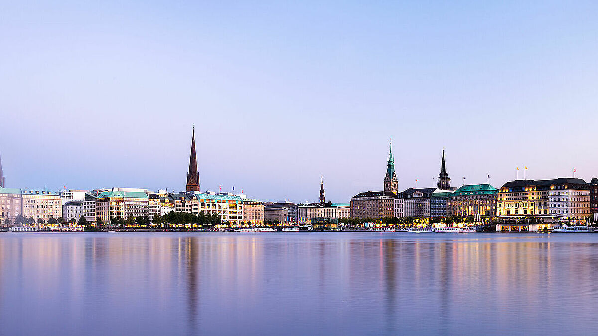 "Vom Suchen und Finden" lautet das Motto der 19. Nacht der Kirchen in Hamburg. Neben zahlreichen Kulturveranstaltungen soll werden auch Taufen mit Alsterwasser angeboten.  