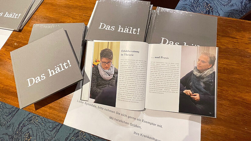 Über Krankenhausseelsorge berichtet das Buch "Das hält! Von Nächstenliebe in außerordentlichen Situationen“. Über Krankenhausseelsorge berichtet das Buch "Das hält! Von Nächstenliebe in außerordentlichen Situationen“.