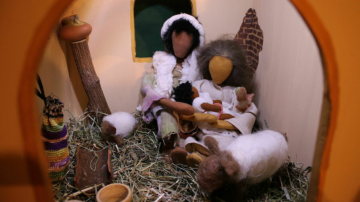 Die Krippenfiguren von Carola L‘hoest sollen an das Wesentliche der Weihnachtszeit erinnern. 