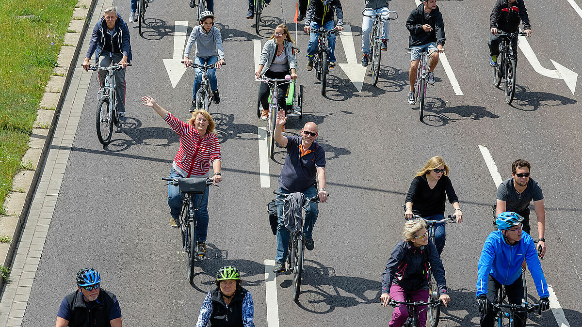 Bei der Fahrradsternfahrt erobern die Drahtesel die Straße.