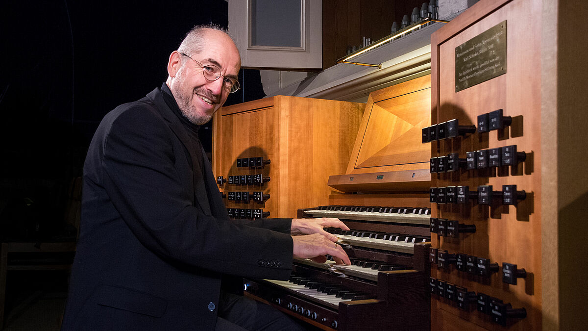 Domorganist Rainer Selle spielt am 20. Januar an der großen Domorgel im Schleswiger Dom, Foto ©Frederick Hornung