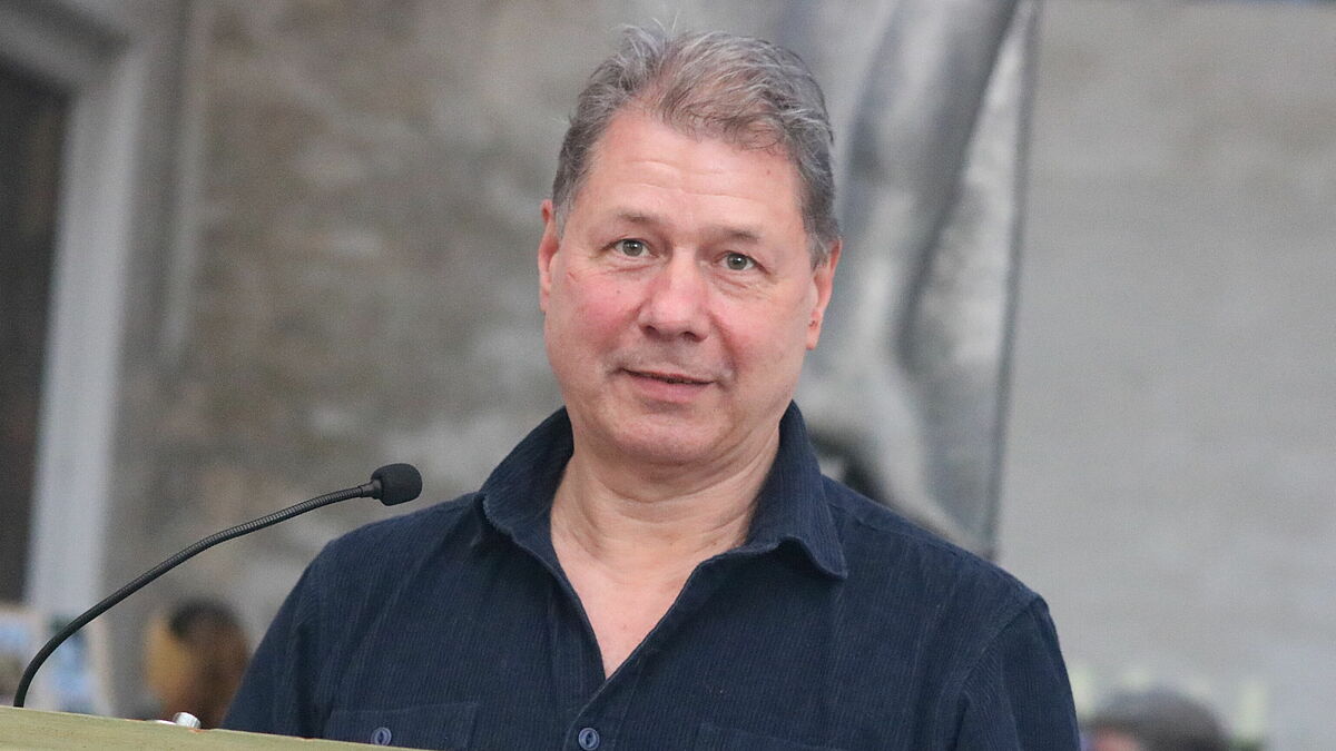 Ballettmeister Ralf Dörnen auf der Kanzel im Greifswalder Dom.