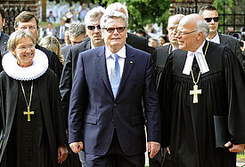 Auf dem Weg zur Nordkirche: Bundespräsident Gauck mit Bischöfin Fehrs und Landesbischof Ulrich vor dem Gründungsgottesdienst der Nordkirche zu Pfingsten 2012