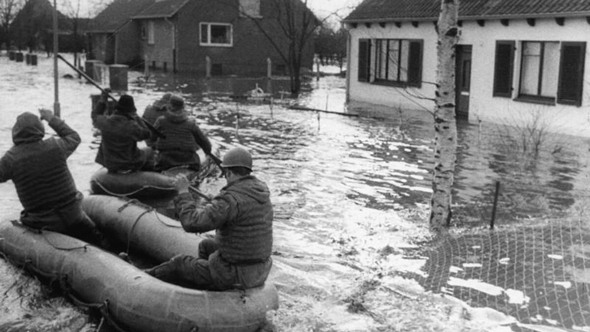 Eine Rettungsmannschaft der Bundeswehr ist am 18.02.1962 in Schlauchbooten im Hamburger Notstandsgebiet Wilhelmsburg auf der Suche nach Opfern der Sturmflut. "Vincinette", die Siegreiche, hieß der Orkan, der im Februar 1962 an der gesamten Nordseeküste schwere Sturmfluten auslöste. Am schlimmsten traf es Hamburg in der Nacht zum 17. Februar. Mehr als 300 Menschen starben, Tausende wurden obdachlos. Neuenfelde, Finkenwerder, Altenwerder und Wilhelmsburg versanken in den Fluten. Dort, wo die Deiche brachen, rissen die schlammigen Fluten alles weg, was ihnen im Weg stand. Allein in Wilhelmsburg ertranken über 200 Menschen. Die meisten wurden im Schlaf überrascht. Viele flüchteten in obere Stockwerke, kletterten auf Bäume oder Dächer und warteten im eisigen Sturm auf Hilfe. Die Aufräumarbeiten dauerten Monate. Etwa 26.000 Helfer waren im Einsatz. (Siehe epd-Feature vom 09.02.2012)