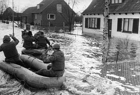 Eine Rettungsmannschaft der Bundeswehr ist am 18.02.1962 in Schlauchbooten im Hamburger Notstandsgebiet Wilhelmsburg auf der Suche nach Opfern der Sturmflut. "Vincinette", die Siegreiche, hieß der Orkan, der im Februar 1962 an der gesamten Nordseeküste schwere Sturmfluten auslöste. 