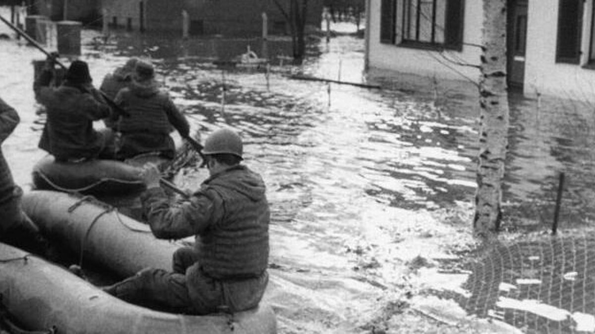 Das Bild zeigt eine Rettungsmannschaft der Bundeswehr in den überfluteten Gebieten im Februar 1962. Am schlimmsten traf es Wilhelmsburg. Die Menschen dort wurden meist im Schlaf von der Flutwelle überrascht, viele starben. 