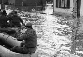 Eine Rettungsmannschaft der Bundeswehr ist am 18.02.1962 in Schlauchbooten im Hamburger Notstandsgebiet Wilhelmsburg auf der Suche nach Opfern der Sturmflut. "Vincinette", die Siegreiche, hieß der Orkan, der im Februar 1962 an der gesamten Nordseeküste schwere Sturmfluten auslöste. 