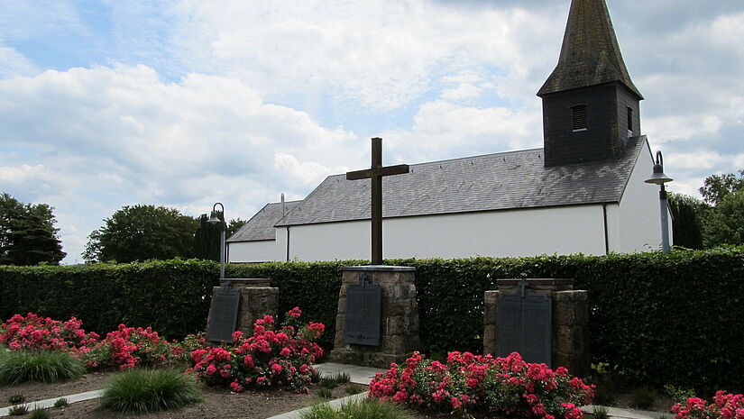 Vor der Kirche befindet sich die Grabanlage für die Toten des KZs Ladelund.