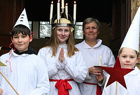 V.l. Albrecht Bär (8 Jahre), Hannah Henningsohn, Lisa Henningsohn, Jonathan Henningsohn (9 Jahre) in traditionellen schwedischen Luciagewändern