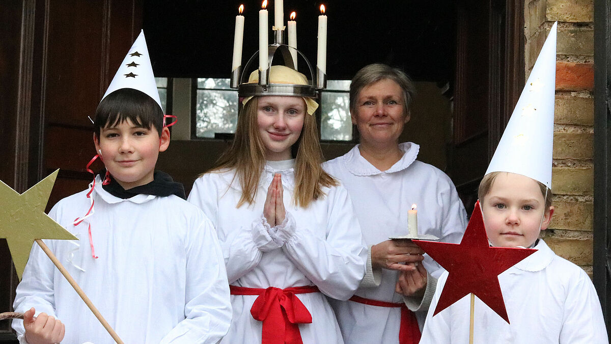 V.l. Albrecht Bär (8 Jahre), Hannah Henningsohn, Lisa Henningsohn, Jonathan Henningsohn (9 Jahre) in traditionellen schwedischen Luciagewändern.