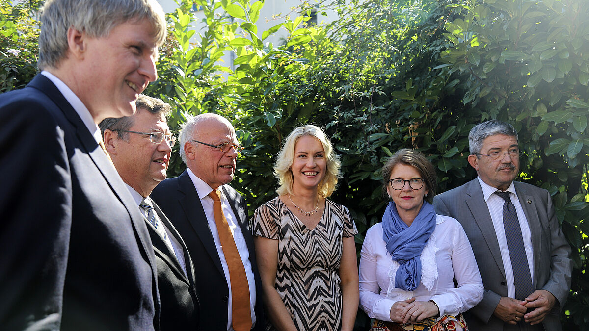 Auftakt der Begegnung von Erster Kirchenleitung und Landesregierung in Schwerin: Bischof Dr. Andreas v. Maltzahn, Bischof Dr. Hans-Jürgen Abromeit, Landesbischof Gerhard Ulrich, Ministerpräsidentin Manuela Schwesig, Justiziministerin Katy Hoffmeister, Innenminister Lorenz Caffier (v.l.n.r.). Foto: Staatskanzlei/Offenwanger