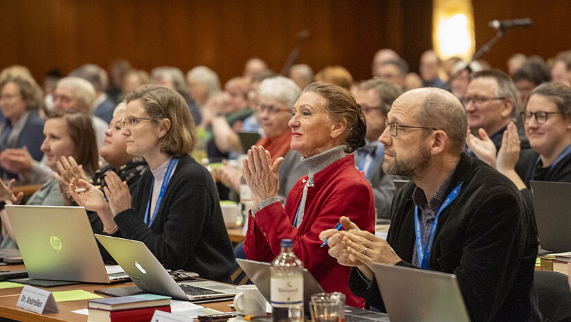 Synodale applaudieren im Plenum November 2025 Synodale applaudieren im Plenum November 2025