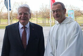 Altbundespräsident Joachim Gauck trifft sich mit Bruder Alois der Taizé-Gemeinschaft. 