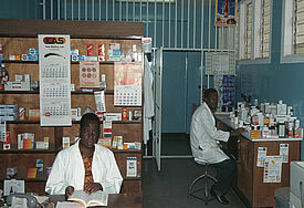 Apotheke im Krankenhaus von Moshio, Tansania