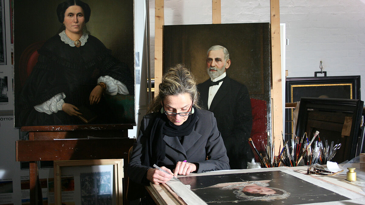 Die Restauratorin Ewa Gilún in der Denkmalwerkstatt der Hauptkirche St. Jacobi bearbeitet das Portrait von Betty Heine, Tante des Dichters Heinrich Heine. 