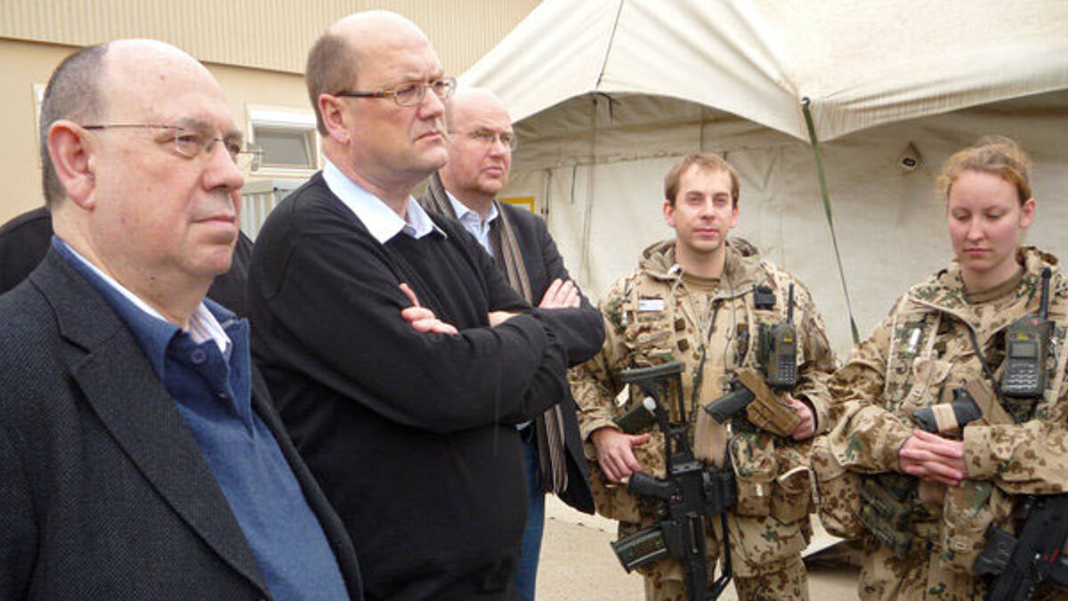 Der Ratsvorsitzende der Evangelischen Kirche in Deutschland (EKD), Präses Nikolaus Schneider, der evangelische Militärbischof Martin Dutzmann und der EKD-Friedensbeauftragten Renke Brahms (v.li.) und Bundeswehr-Soldaten 2011 Afghanistan.