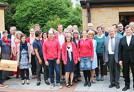 Gruppenbild, draußen, rund 30 Menschen