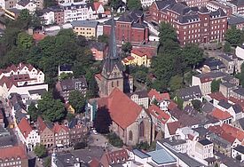 Die St.-Nikolai-Kirche in Flensburg grenzt unmittelbar an den Südermarkt.