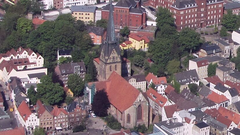 Die St.-Nikolai-Kirche in Flensburg grenzt unmittelbar an den Südermarkt.