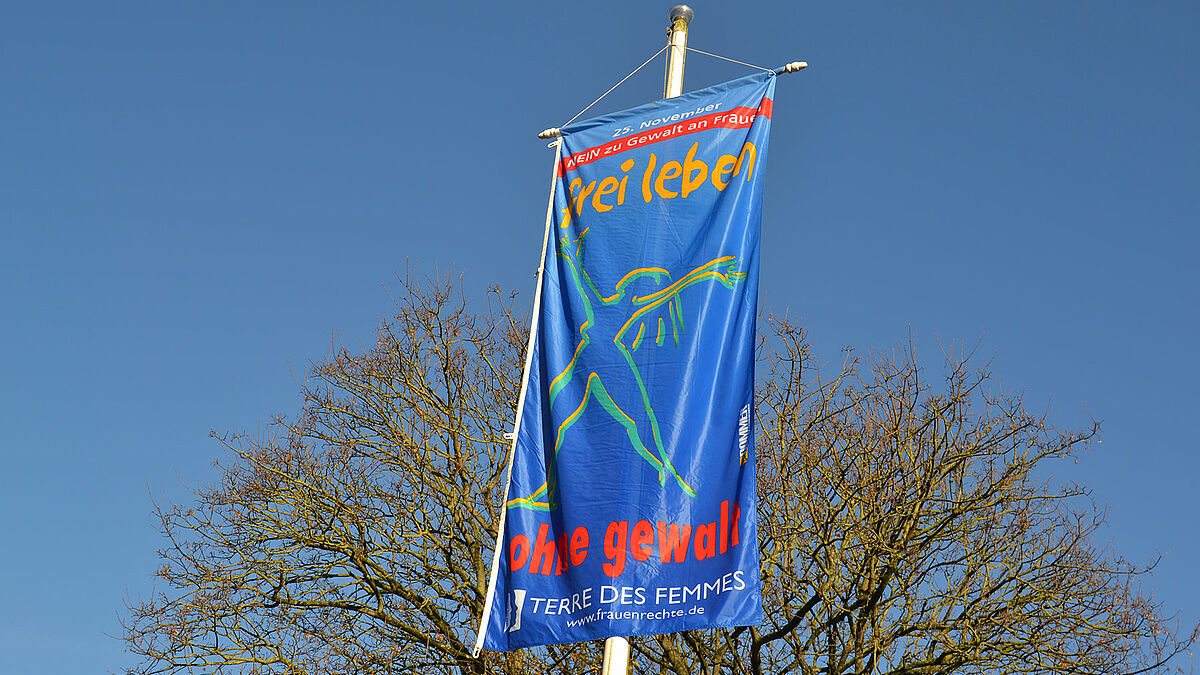 Die Flagge "frei leben - ohne gewalt" weht vor dem Kieler Landeskirchenamt