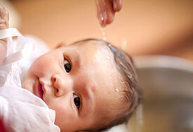 Dieser Täufling gehört jetzt zur Gemeinschaft der Christen (Symbolfoto)