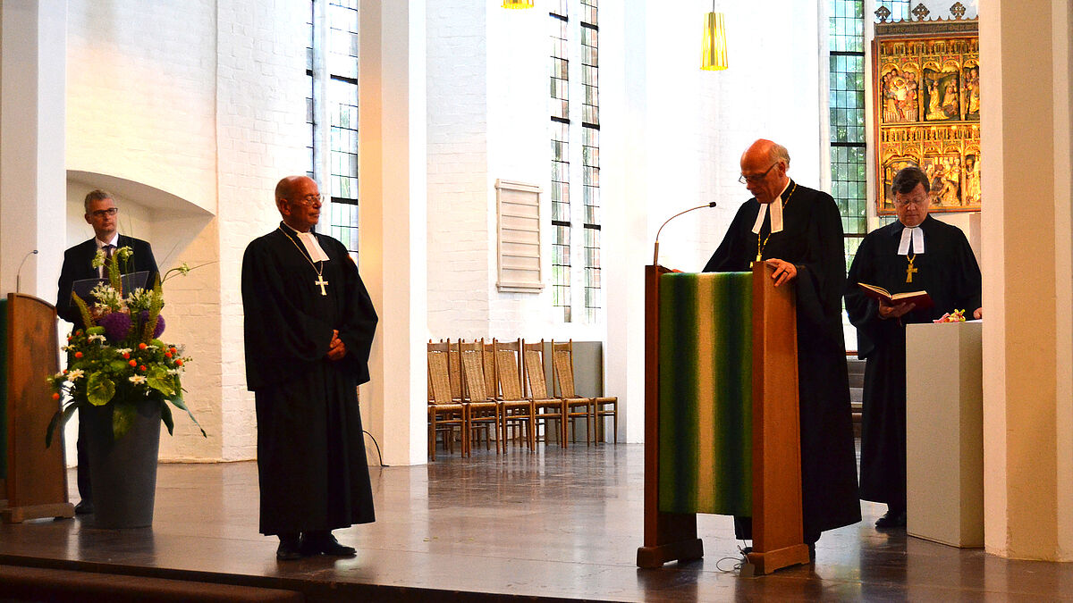 Die Entpflichtung von Dr. Christoph Ehricht (2.v.l.) nahmen Bischof Dr. Hans-Jürgen Abromeit (v.r.), Landesbischof Gerhard Ulrich und Prof. Dr. Peter Unruh, Präsident des Landeskirchenamtes, vor