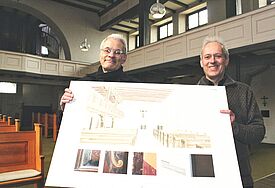 Pastor Albrecht Martins (re.) und Architekt Hanno Nachtsheim zeigen die Entwürfe der Kirchenraum-Umgestaltung. 