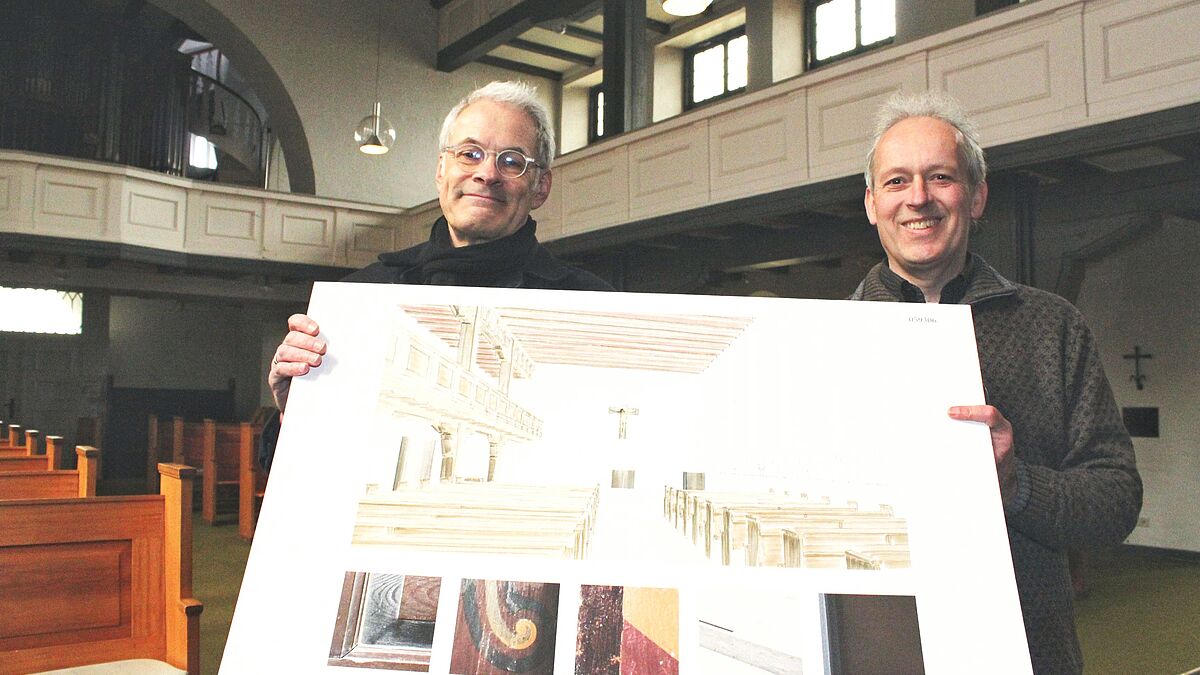 Pastor Albrecht Martins (re.) und Architekt Hanno Nachtsheim zeigen die Entwürfe der Kirchenraum-Umgestaltung. 