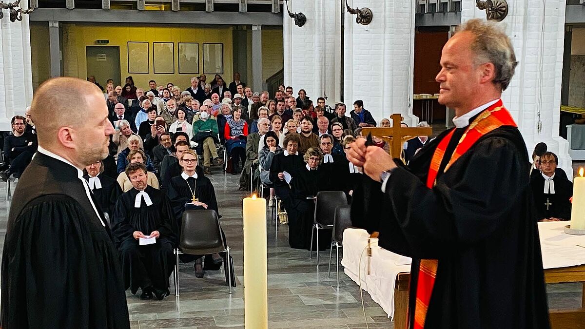 Bischof Tilman Jeremias (r.) übergab Prost Dirk Fey das Amtskreuz.