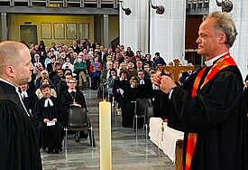 Bischof Tilman Jeremias (r.) übergab Prost Dirk Fey das Amtskreuz.
