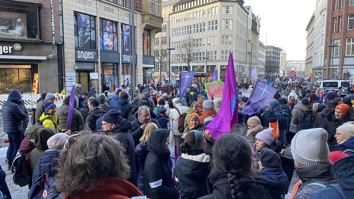 Auch Menschen aus Diakonie und Kirche strömten zur Kundgebung in der Hamburger Innenstadt. Gemeinsam setzten sie ein Zeichen für Demokratie, Offenheit und Vielfalt der Gesellschaft. "Wir sind die Mehrheit" skandierten die Teilnehmenden.