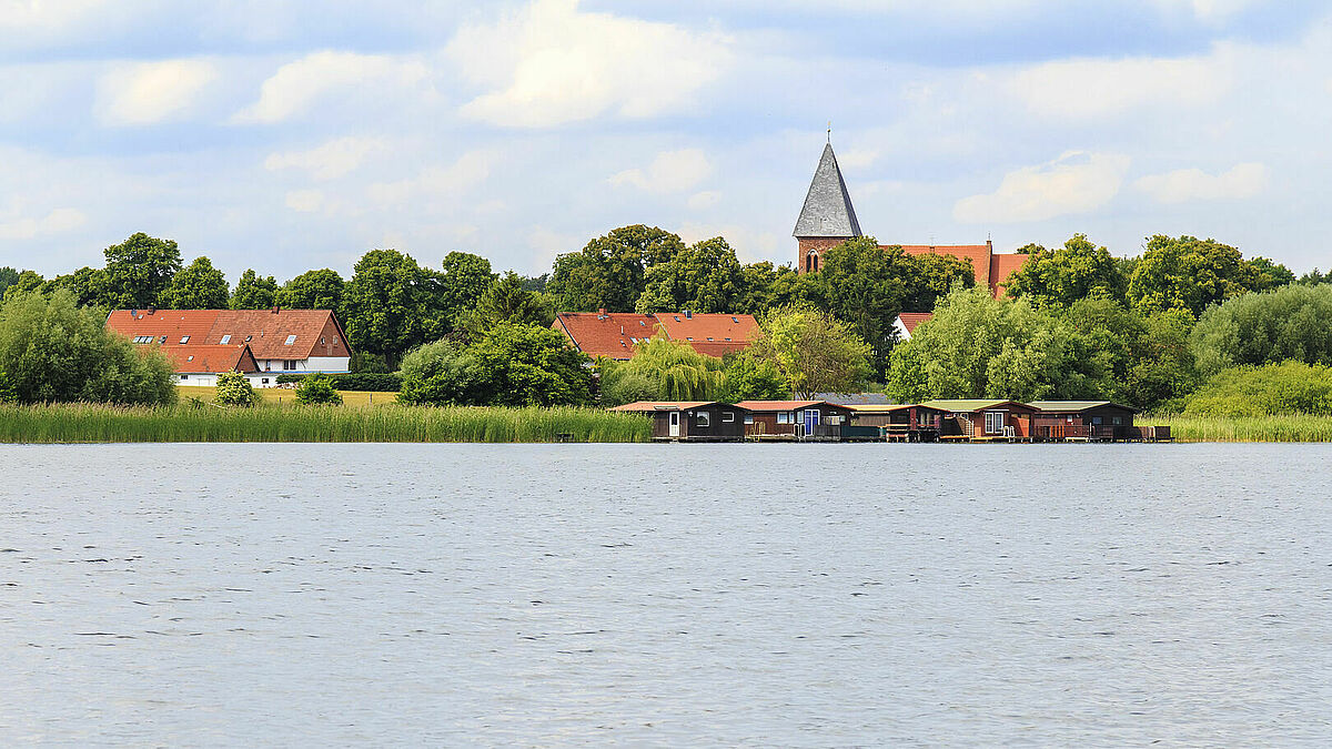 Serrahner See und Kirche von Serrahn bei Krakow