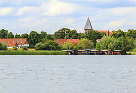 Serrahner See und Kirche von Serrahn bei Krakow