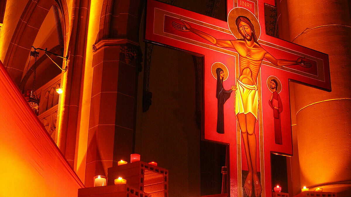 Von Kerzen erleuchtetes Taizé-Kreuz (Symbolbild).