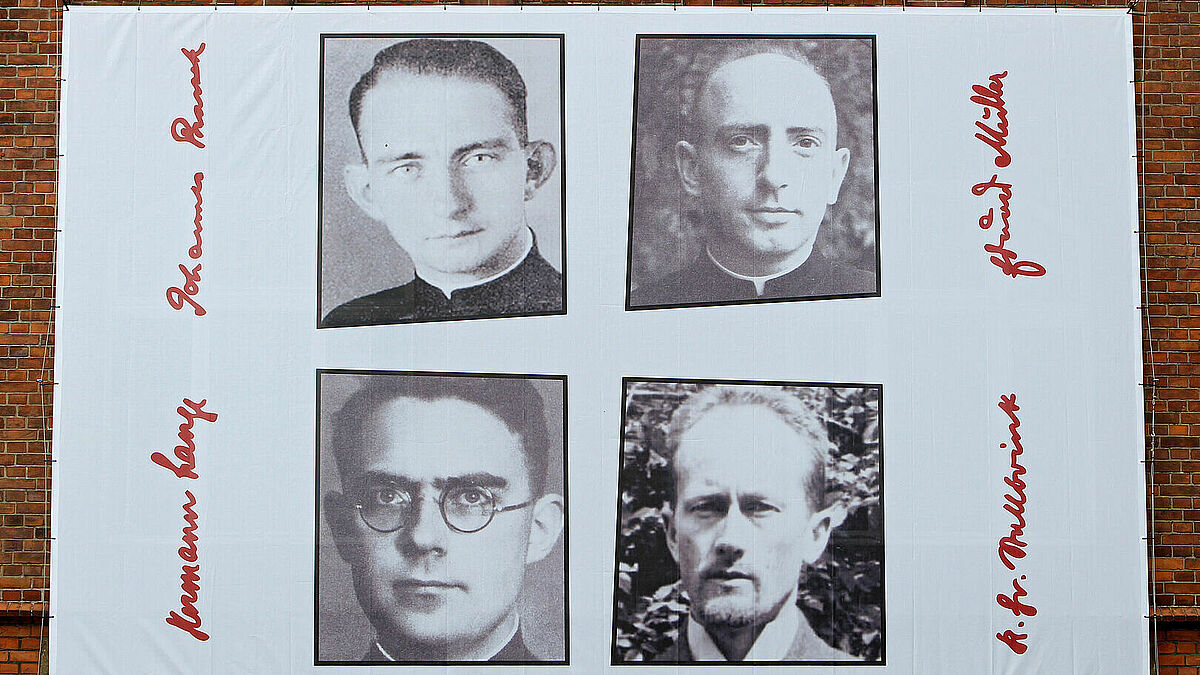 Bildnisse der katholischen Kapläne Johannes Prassek, Hermann Lange, Eduard Müller und des evangelischen Pfarrers Karl Friedrich.