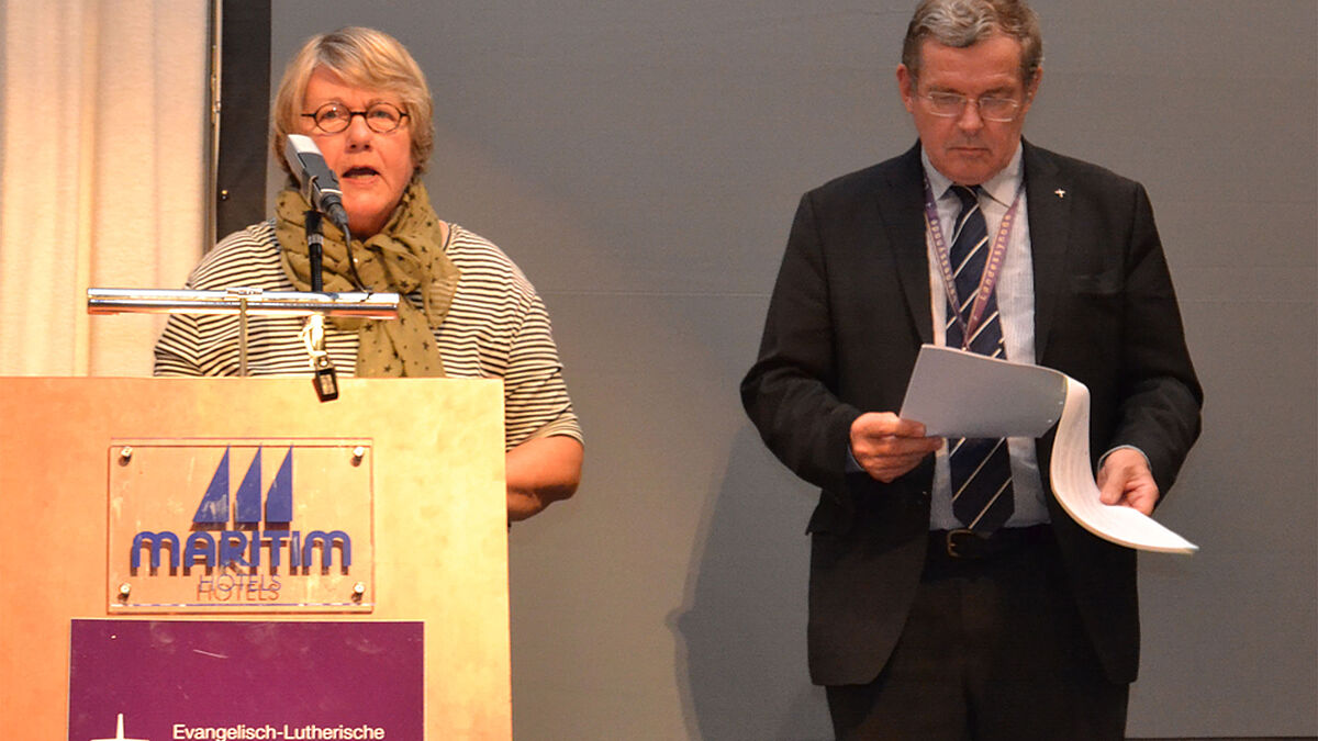 Margrit Semmler und Dr. Henning von Wedel, beide Mitglieder der Ersten Kirchenleitung der Nordkirche, brachten das Geschlechtergerechtigkeitsgesetz in die Synode ein