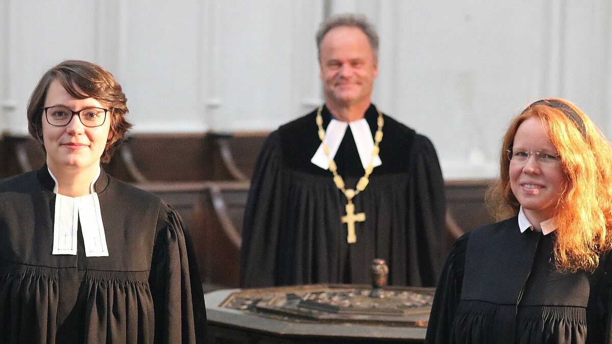 Kristina Pitschke, Bischof Tilman Jeremias und Sonja Reincke im Greifswalder Dom