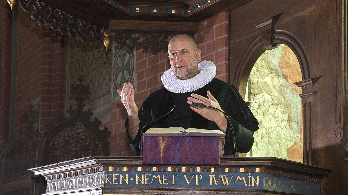 Prof. Thomas Klie im neuen Ornat in der Universitätskirche Rostock
