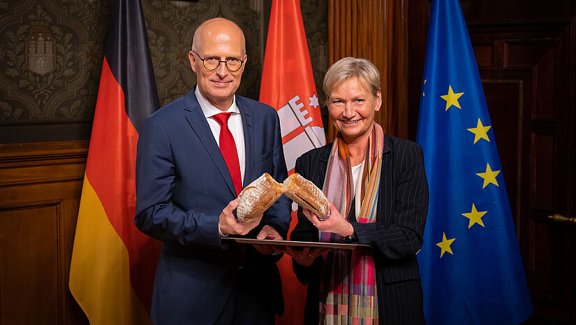 Brot und Segen_Bischöfin Kirsten Fehrs und Hamburg Bürgermeister Peter Tschentscher teilen das Brot am Vorabend des Martinstags