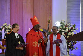 Einweihung einer Kirche in Majengo in Tansania: Landesbischöfin Kristina Kühnbaum-Schmidt mit Bischof Fredrik Onael Shoo