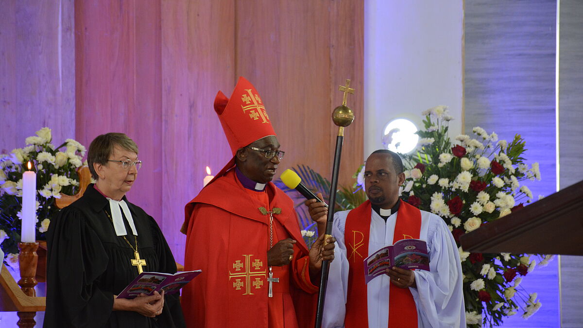 Landesbischöfin Kristina Kühnbaum-Schmidt mit Bischof Fredrick Onael Shoo und Rev. Javason N. Mrema beim Einweihungsgottesdienst für den Kirchenneubau der Gemeinde Majengo. @dds/Nordkirche