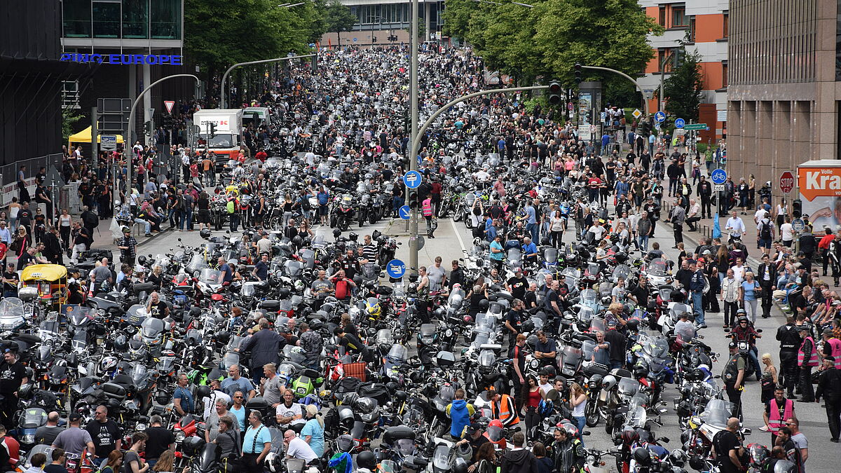 Rund 18.000 Biker fahren nach dem Motorrad-Gottesdienst beim großen Konvoi mit.