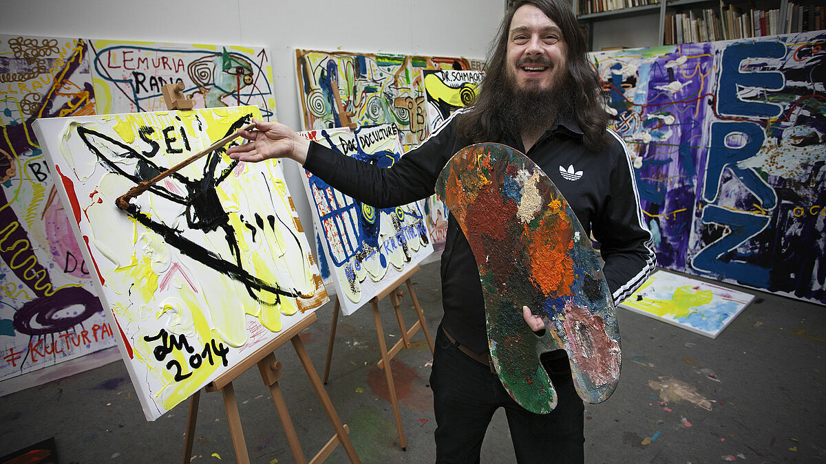 Jonathan Meese in seinem Atelier in Berlin