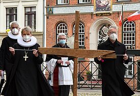 Bischöfin Kirsten Fehrs und Erzbischof Stefan Heße tragen das Kreuz durch Lübecks Altstadt.