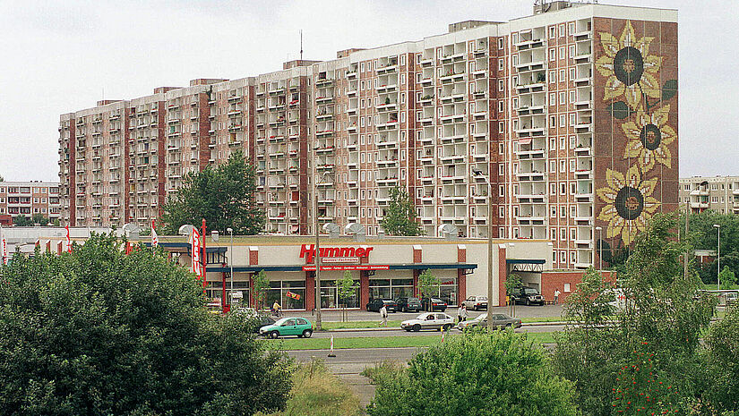 Das "Sonnenblumenhaus" in Rostock-Lichtenhagen.