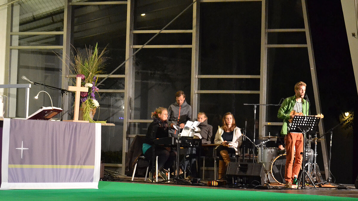 Beim Open-Air-Gottesdienst im Brügmanngarten in Travemünde spielten die Sieger des KlimaVision-SongCO2ntests 2014 (Hendrikje Witt, Jendrik Sigwart und Moritz Harloff) den Song "Tanz auf dem Vulkan!"