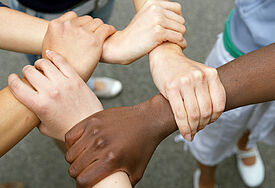 Hand in Hand für Menschen mit Migrationshintergrund