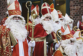 Seit 2011 bildet der Katholische Jugendbund (BDKJ) in Köln in eintägigen Seminaren Nikolaus-Darsteller aus. Das Ziel ist es, die Teilnehmer fitzumachen, um den Nikolaus in Schulen, Kindergärten, Flüchtlings- oder Altersheimen darzustellen.