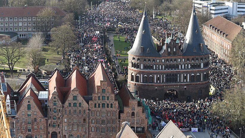 Tausende Menschen demonstrierten in Lübeck unter dem Motto „Die offene Gesellschaft verteidigen – dem Rechtsruck entgegentreten“.
