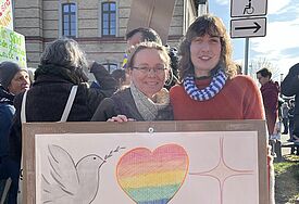 Pastorinnen Wilma Schlaberg aus Schönberg und Fabienne Fronek aus Grevensmühlen demonstrieren für Vielfalt.